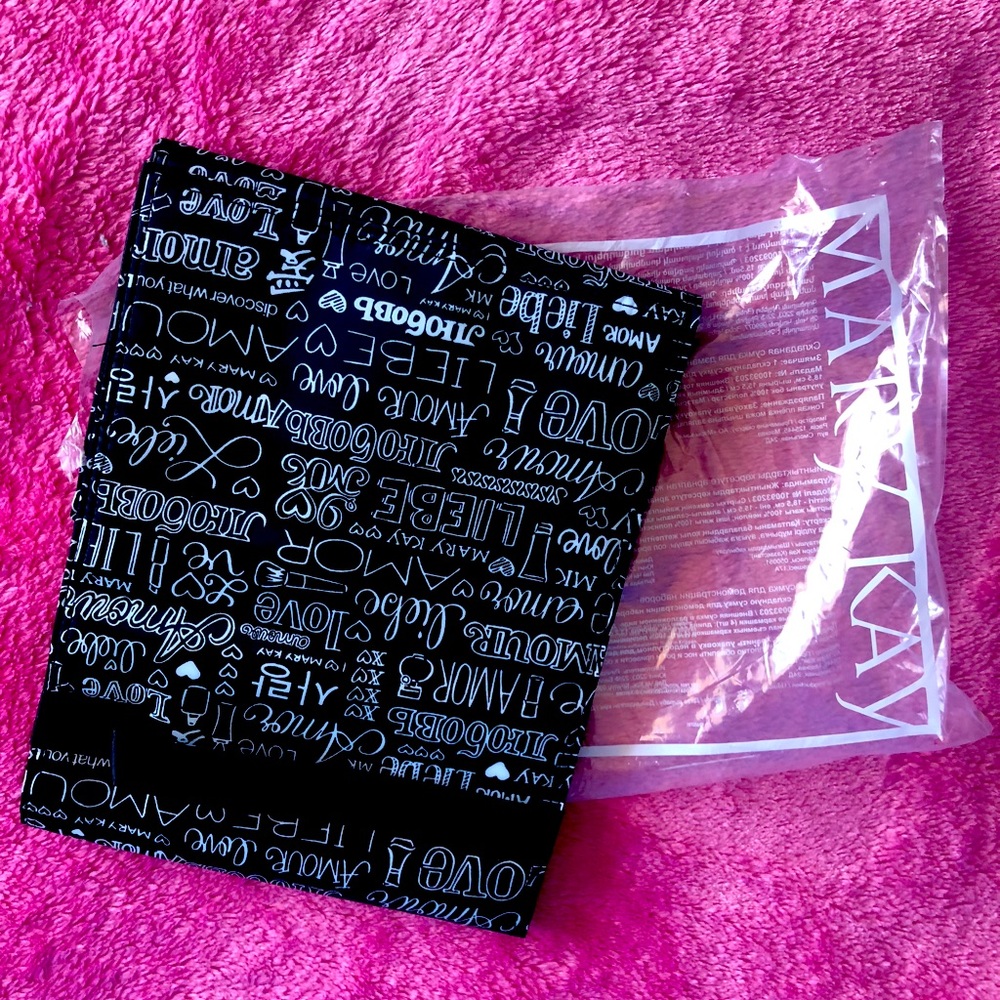 Brand New Mary Kay Travel Roll Up Bag.